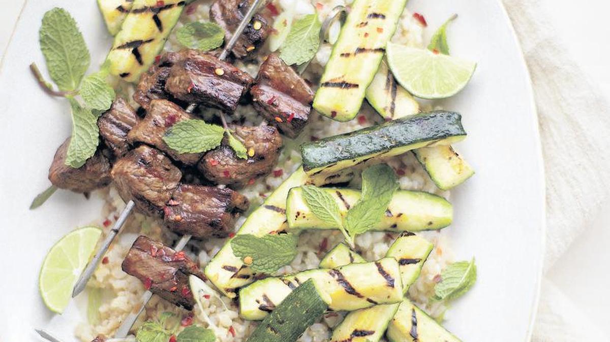 Sirloin skewers with zucchini and mint.