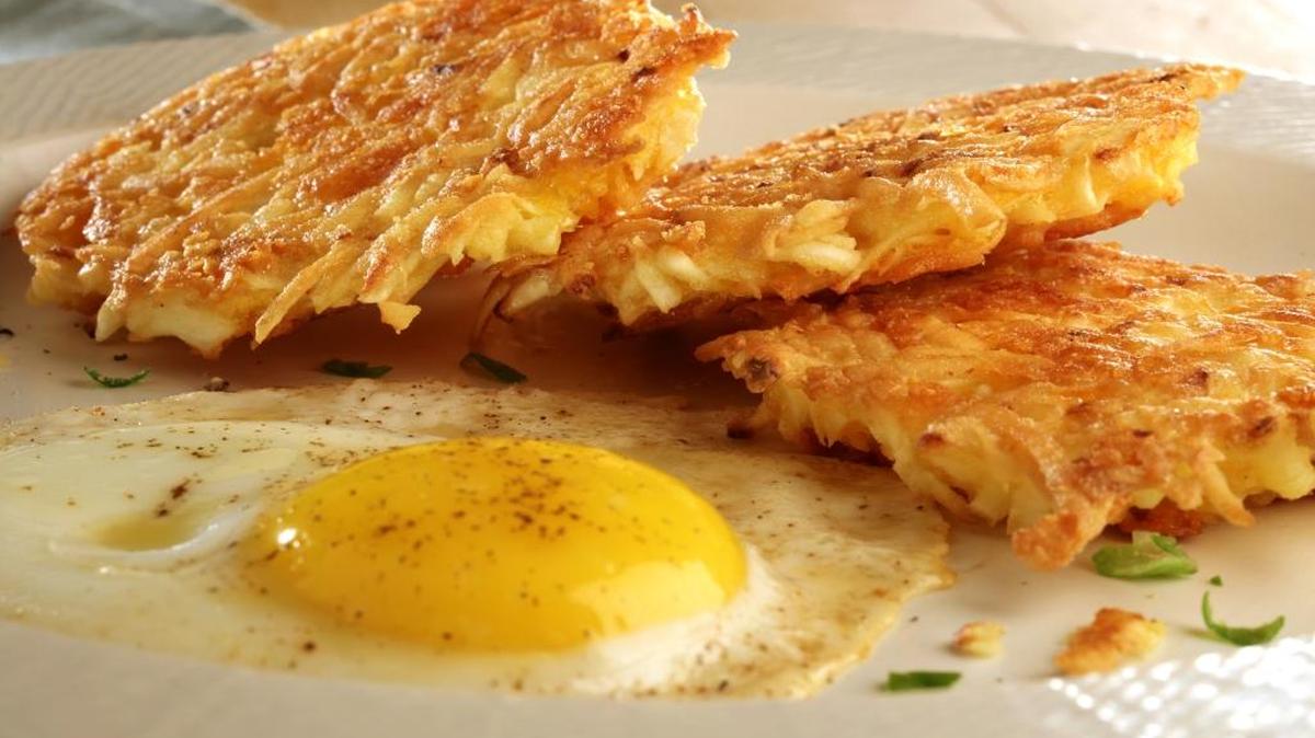 
Serve yuca cakes alongside fried eggs or roast pork, or solo topped with a little garlic mayo.
