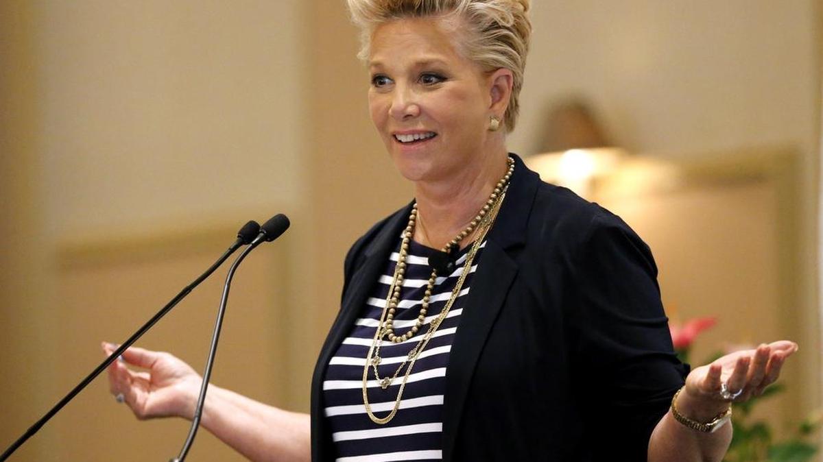 Joan Lunden speaks to the Hollywood Memorial Wellness and Empowerment Forum, hosted by Memorial Cancer Institute, addressing the theme “Strategies for Success: Women’s Path to Power and Reinvention.”