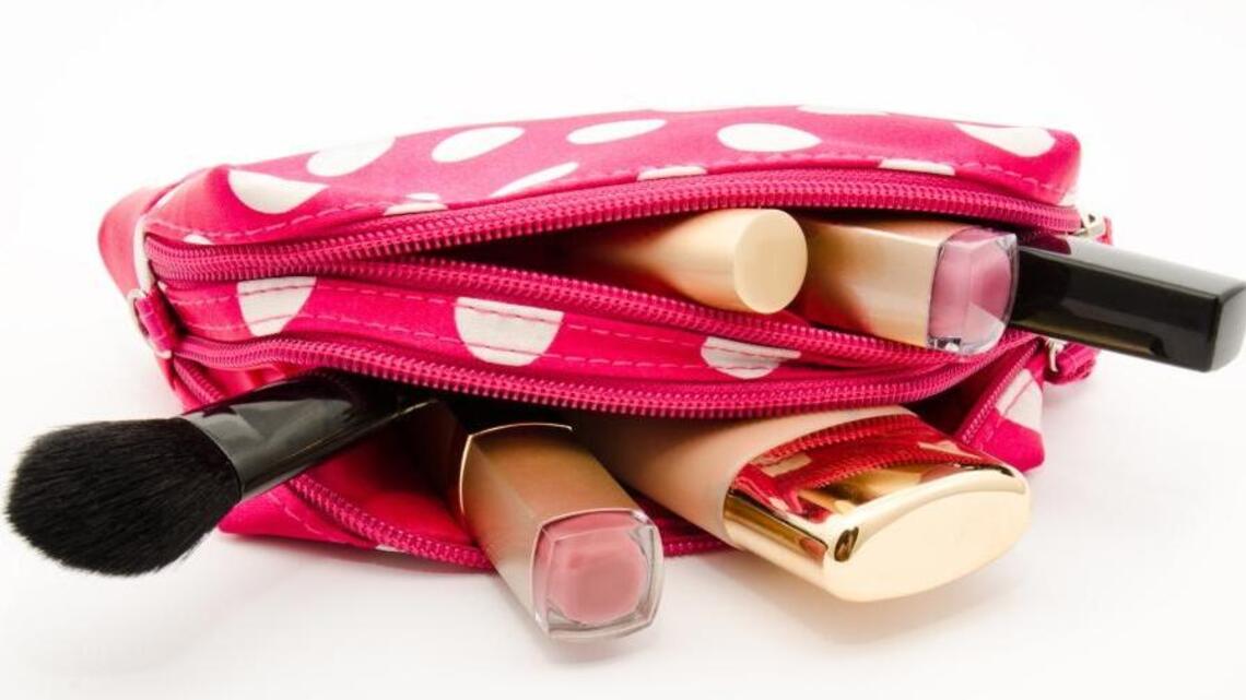 Don’t know what to get that special someone? Try these cosmetic gift ideas.