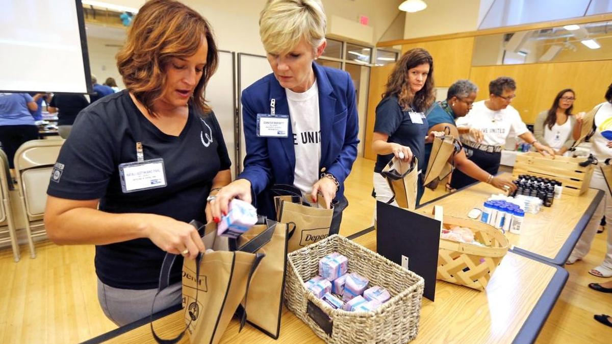 Natali Justiniano Pahl, Jennifer Moriarty pack packages.
