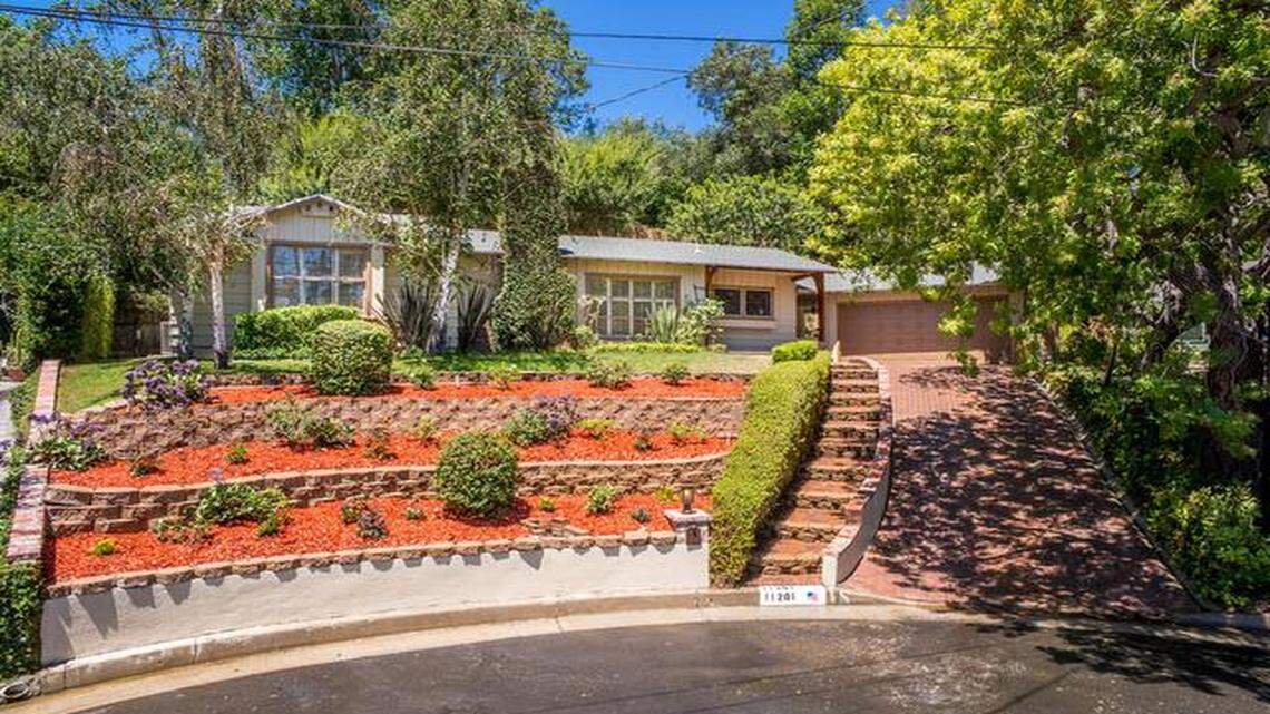 <cutline_leadin>IN LOS ANGELES:</cutline_leadin> ‘Mad Men’ actor Kevin Rahm sold his 1951 Traditional-style home in the Studio City neighborhood for $900,000.