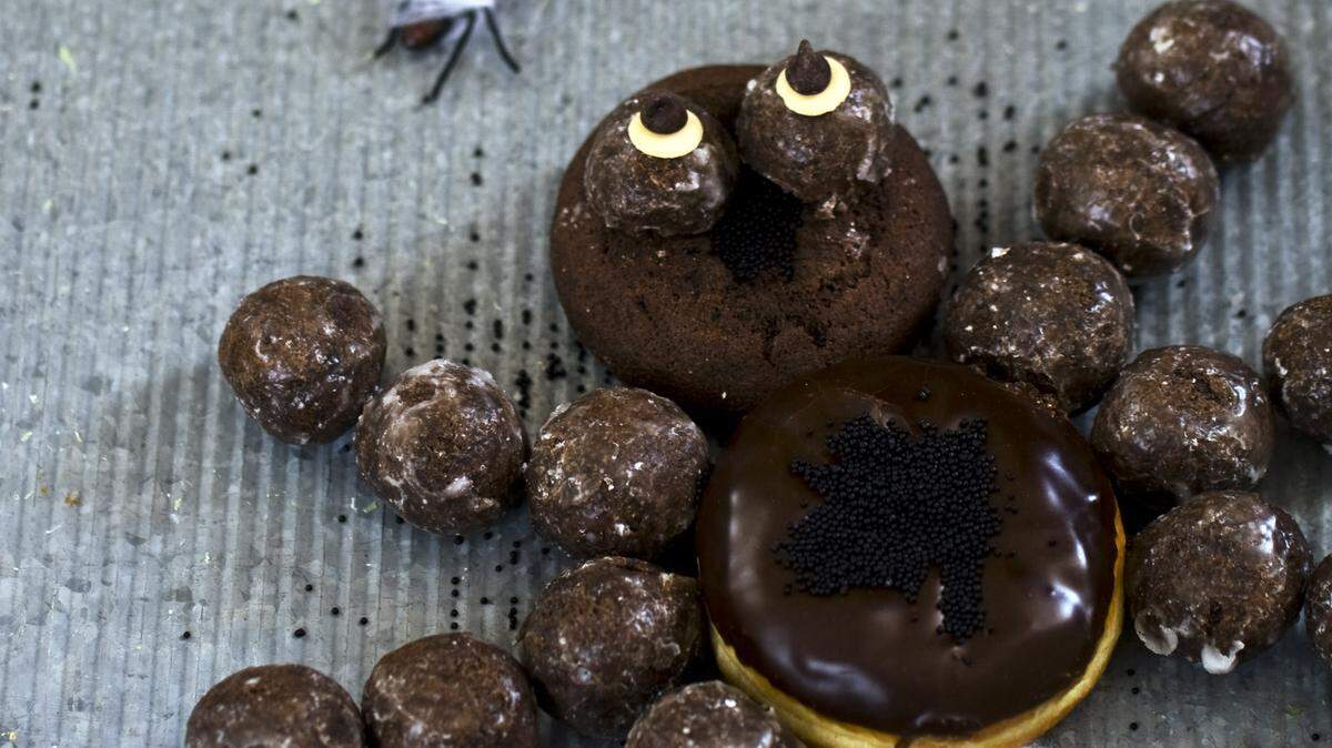 
Here's a spider many wouldn't mind eating. A glazed doughnut forms the spider’s body, a cake doughnut is the head and doughnut holes form the eyes and legs. 
