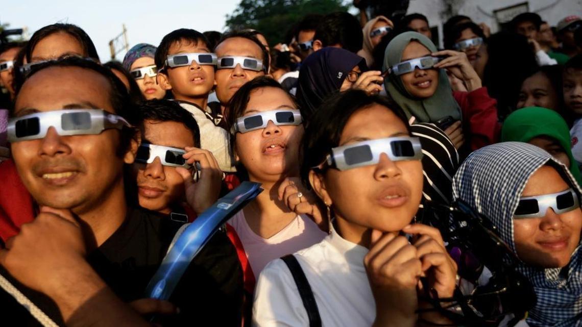 Here’s a safe way to watch a solar eclipse. Safety experts also strongly recommend steel-tipped shoes, a hard hat and ear protection, Dave Barry says.