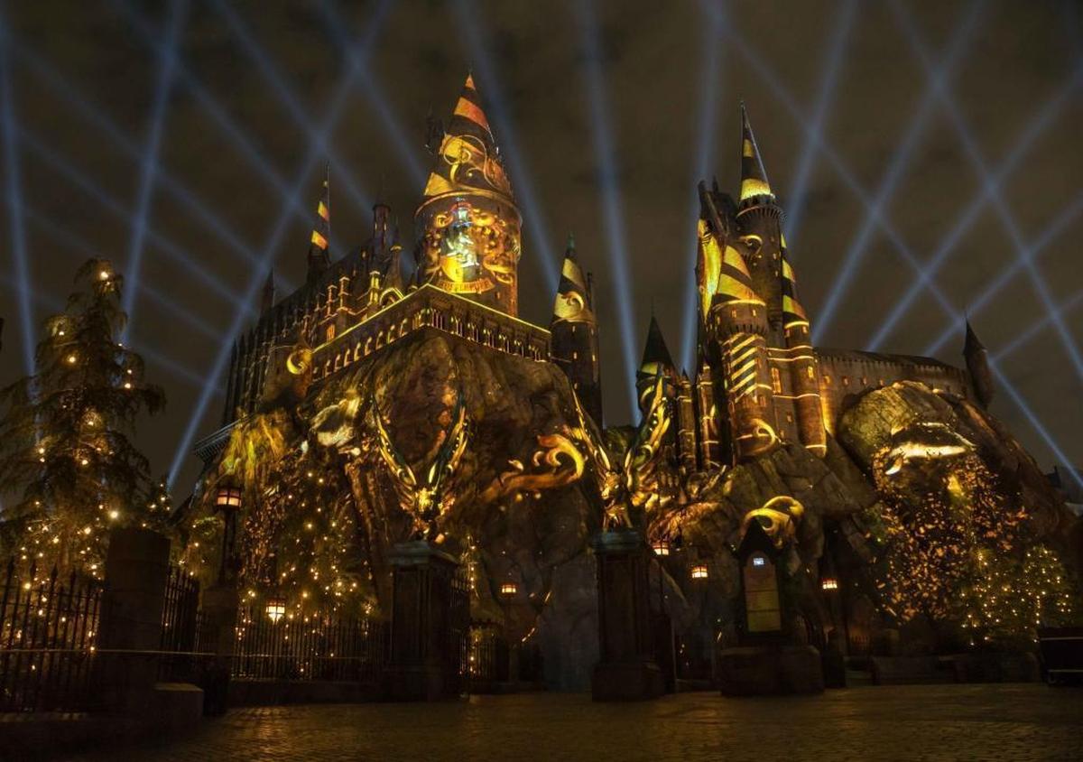 “The Nighttime Lights at Hogwarts Castle” show uses projection mapping, special effects and light to bring the four houses of Hogwarts to life on most nights.
