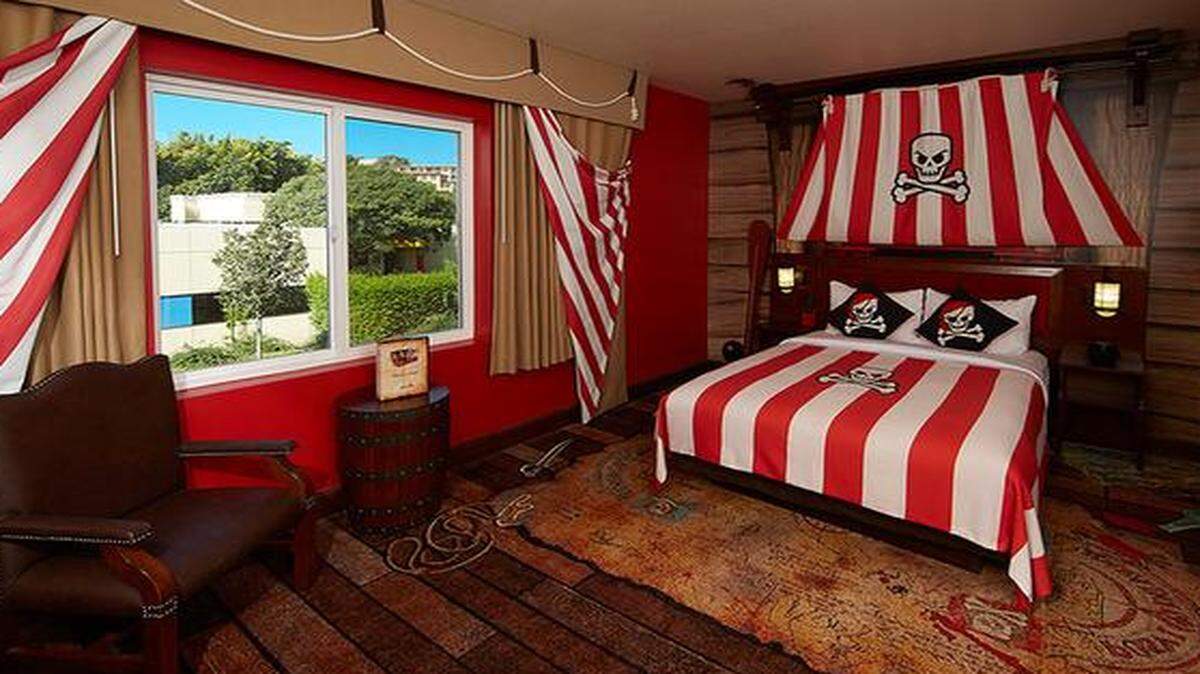 <cutline_leadin>FIVE STORIES:</cutline_leadin> The hotel at Legoland Florida, set to be completed next summer, aims to draw families for two-day visits. Guestrooms <137>at the hotel at Legoland Florida<137> will have pirate themes, as seen here, or royal castle or adventure themes.