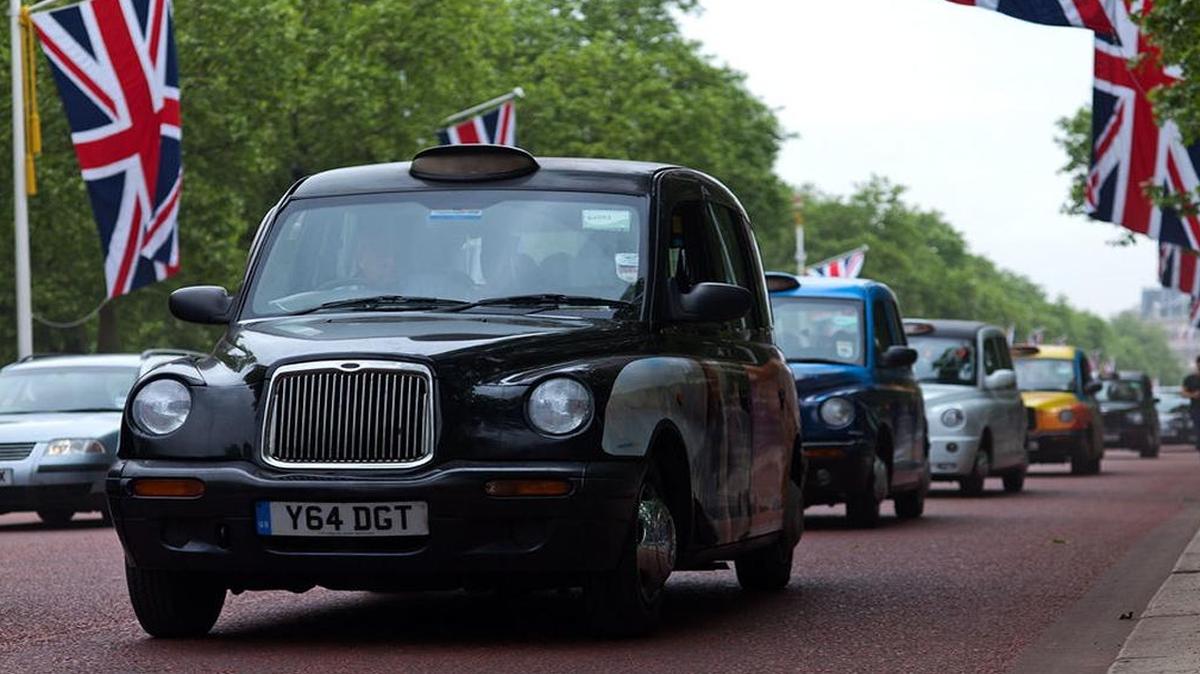 To compete with ride-sharing services like Uber, London's famous black cabs must start accepting credit cards by October.