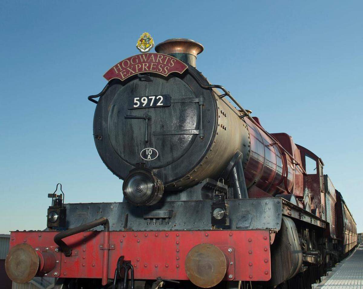 Hogwarts Express runs between two Harry Potter-themed areas at Universal Studios and Islands of Adventure.