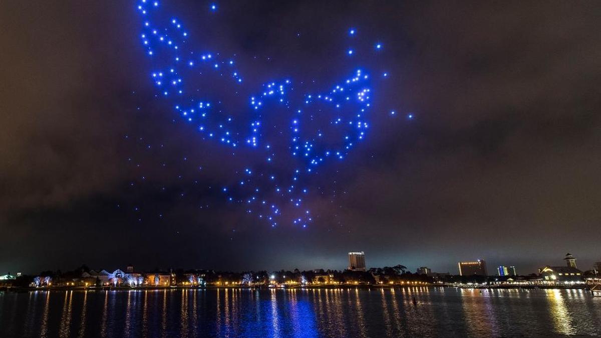 Cientos de drones en Disney Springs iluminando el cielo en "Starbright Holidays".