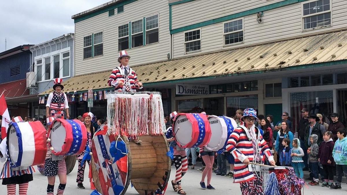 Fools and Spools remain upright in Petersburg’s July 4 parade.