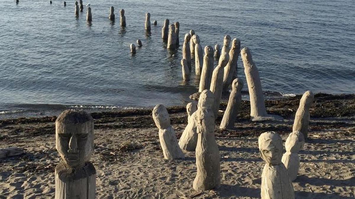 The figures in “Le Grand Rassemblement,” an art installation by Marcel Gagnon, seem to amble out of the St. Lawrence River.