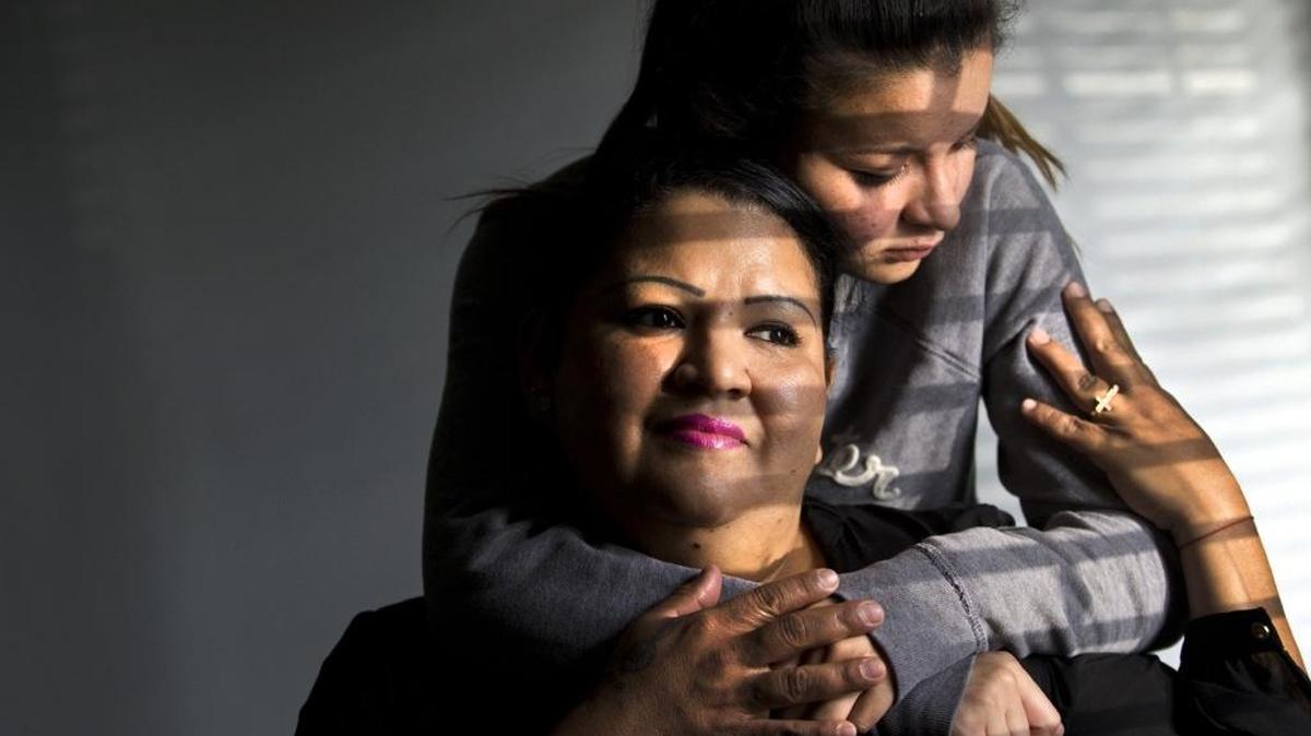 Eskarleth Yoleny Hernandez, 15, with cousin Elizabeth Hernandez. The family needs help with Eskarleth’s asylum application.