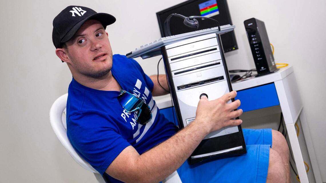 Hombre con síndrome de Down enfrenta retos para conectarse tras perder su computadora