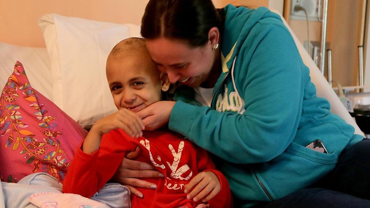 Yenny Flores with 7-year-old daughter Danna, who has a cancer called neuroblastoma.