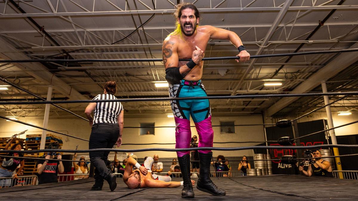 Adrián Castro, conocido como Domino, derrota a James Tapia durante el 43ro Bash at the Brew, una seria de espectáculos de lucha celebrada por en Unbranded Brewing Co. en Hialeah.