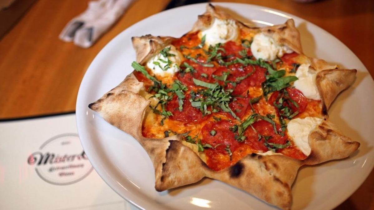 La famosa pizza Star Luca en Mister O1 Extraordinary Pizza en Miami Beach. La pequeña pizzería se convirtió en un gran éxito a pesar de estar sepultada en el interior de un edificio de oficinas sin ningún cartel en la fachada. De ahí surgieron otras dos pizzerías Mister O1, en Brickell y Wynwood.