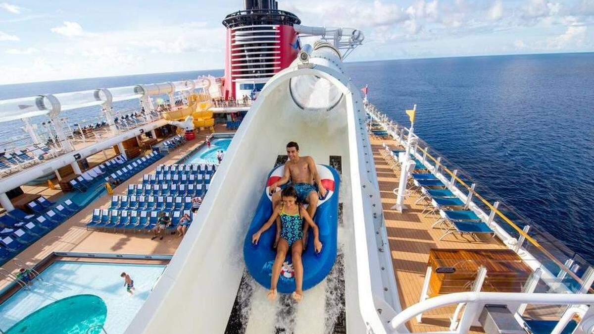 El AquaDuck es la única montaña rusa sobre el mar, que tiene los giros, la fuerza “G”, caídas y elementos que llenan de tanta emoción estas atracciones.