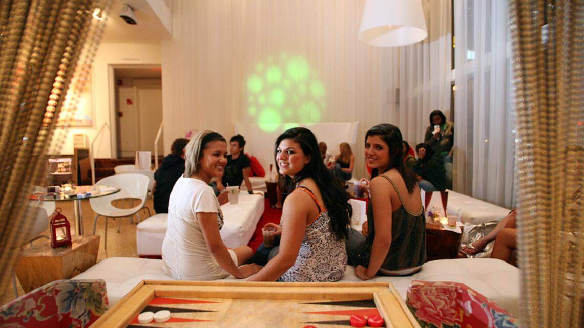 Amanda Mascialino, Roxy Jahangeri y Dannia Hak en el Hotel Catalina. Foto: Alexia Fodere.