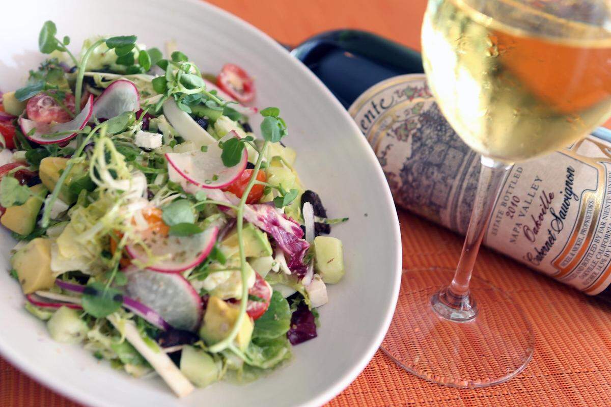 Ensalada de vegetales troceados, en el Restaurante LT Steak and Seafood del hotel Betsy en Miami Beach.