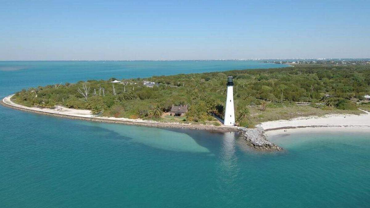 Este pequeño paraíso salvaje y exótico, situado en el extremo este de Key Biscayne, es popularmente conocido como la “Playa del Farito”, una de las más relajantes del sur de la Florida por su paisaje único. Key Biscayne Chamber of Commerce