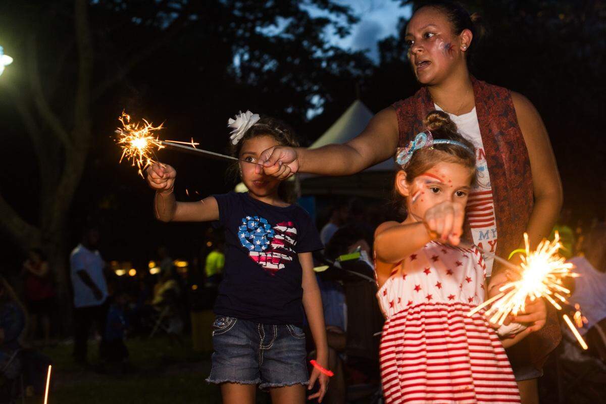 CocoWalk también prepara celebraciones destacadas. El espectáculo de fuegos artificiales en Peacock Park, en el 2820 de McFarlane Rd, junto con el picnic, de 6 p.m. a 9 p.m., es de uno de los más esperados.