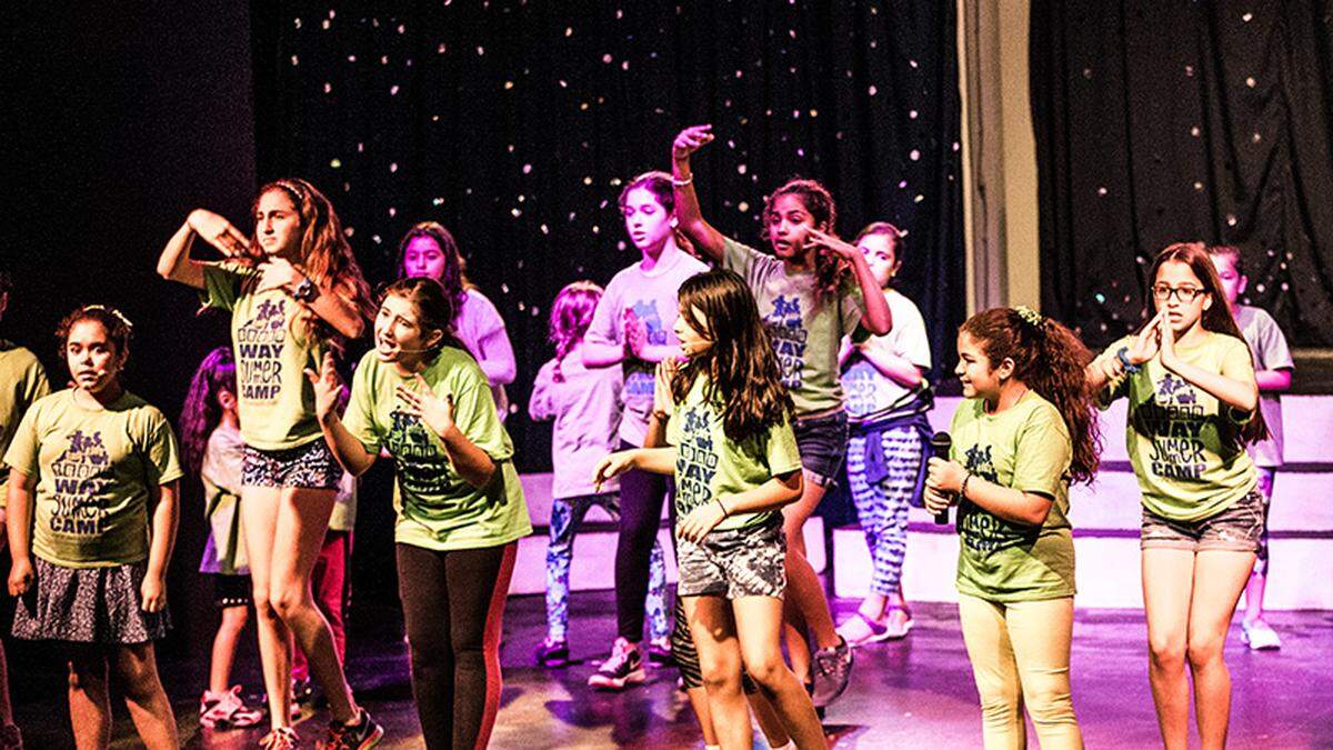 Campamento de Verano Broadway ofrece diversas actividades para que los niños aprendan a través del baile, la actuación y el canto.