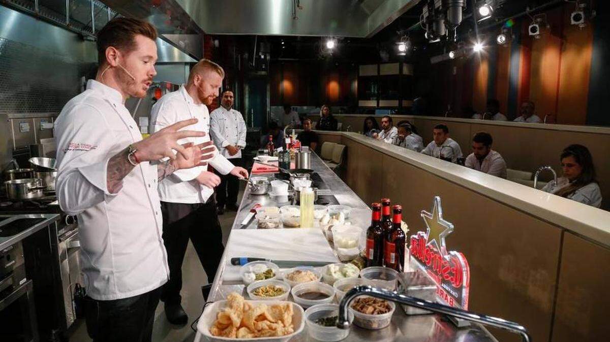 Desde el primer plano: los chefs Aaron Mulliss, Nick Beardshaw y Jorge Muñoz.