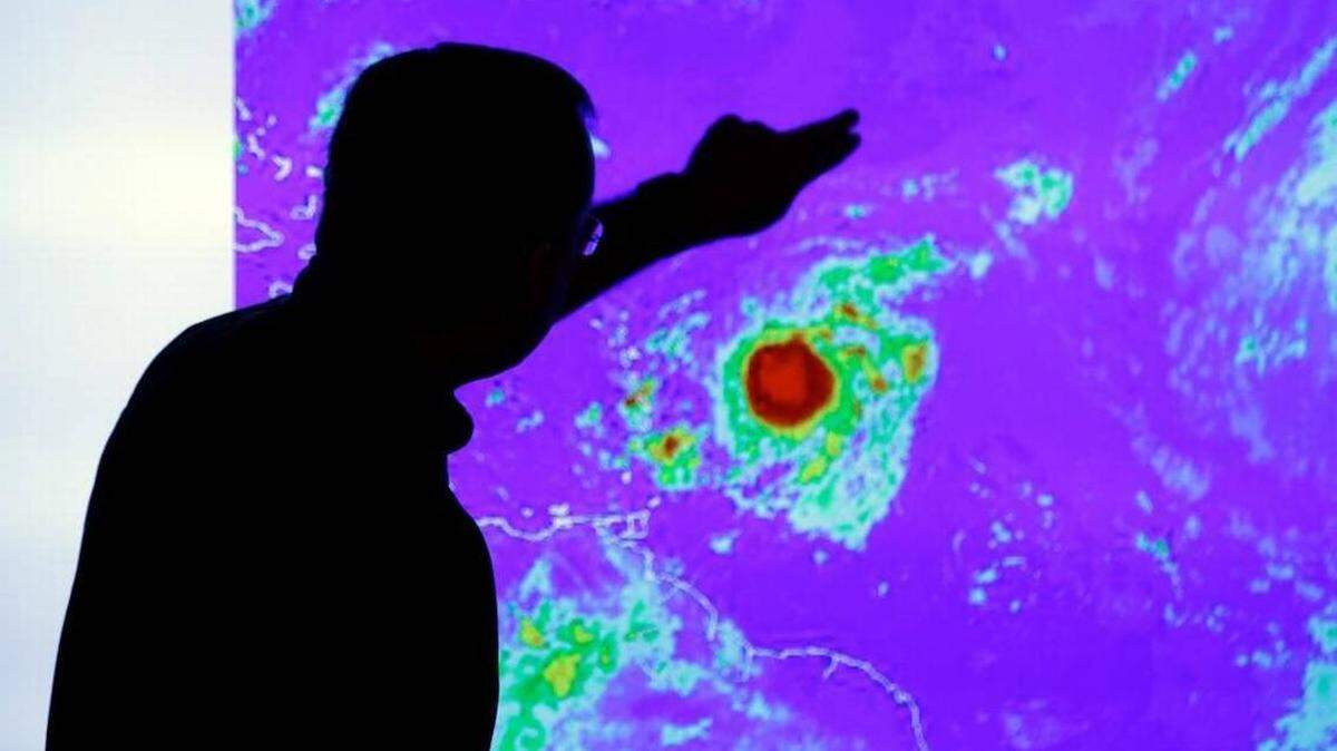 Comience por escuchar las actualizaciones de la tormenta o revise las actualizaciones del Centro Nacional de Huracanes en www.nhc.noaa.gov.