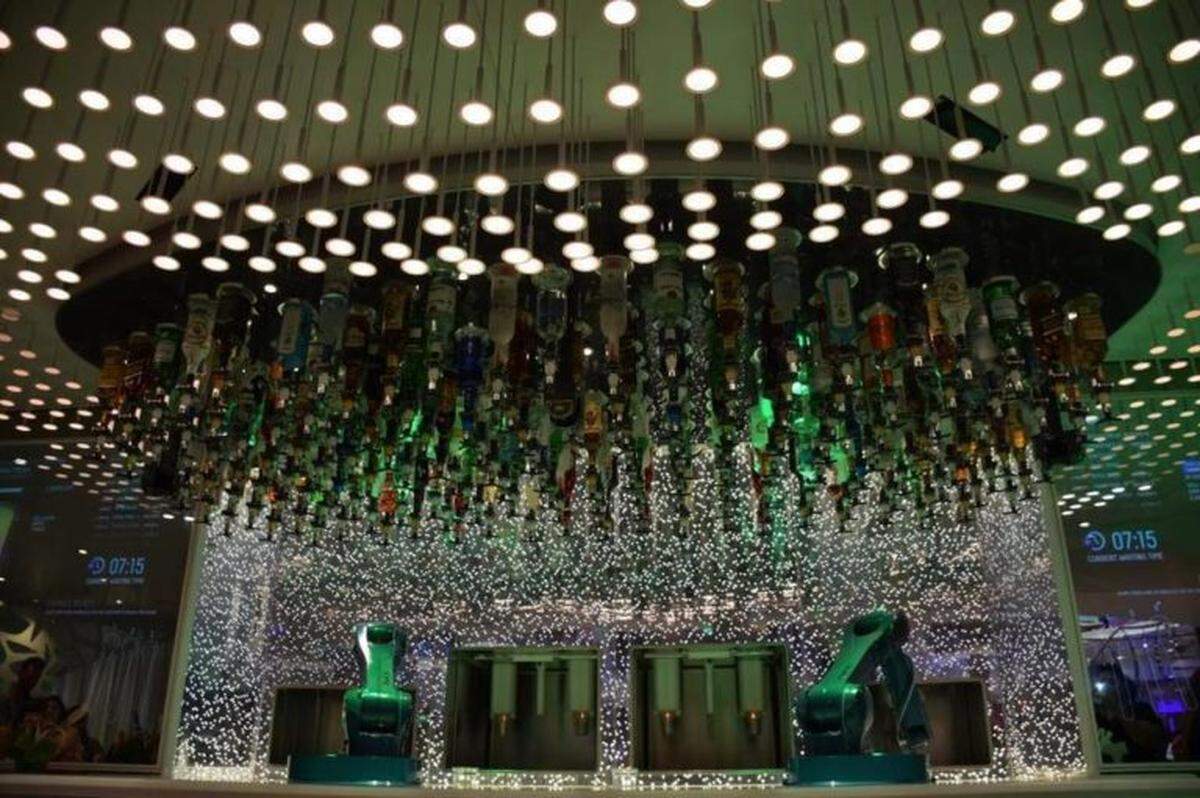 El Bar Biónico a bordo de la armonía de los mares de Royal Caribbean International durante una navegación de prensa del 10 al 12 de noviembre.