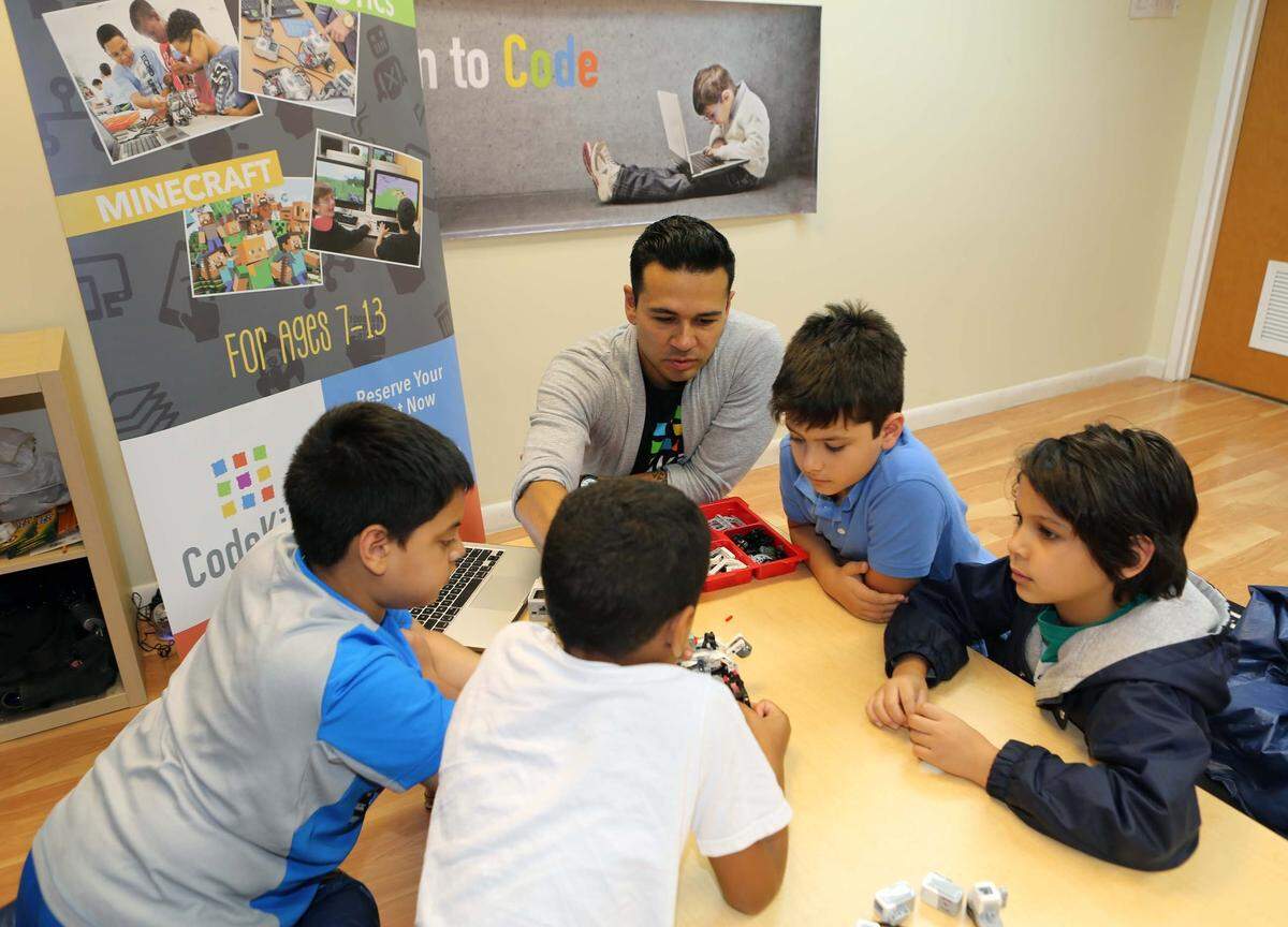 C. J. Ramos, instructor de CodeKids Brickell Tini Preschool, junto a un grupo de estudiantes (de izq a dcha), Sonny Garcia, Ellijah Engel, Pablo Mantano, y Ryu Chan.