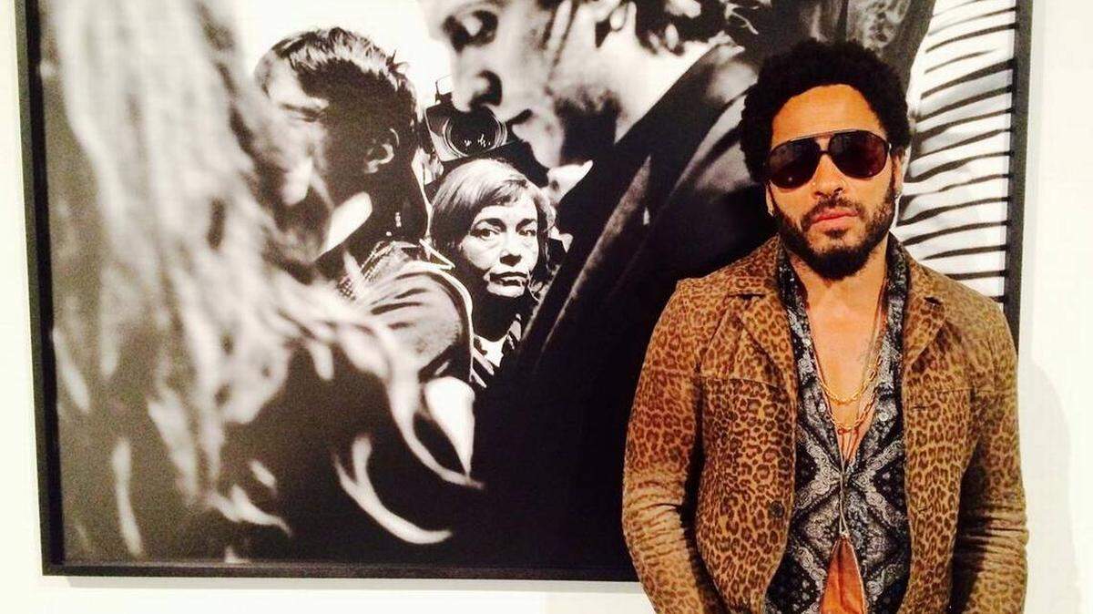 El cantante estadounidense Lenny Kravitz posa junto a una de sus fotografías, el 2 de diciembre de 2016 durante la feria de arte Art Basel en Miami Beach. (Foto de archivo)