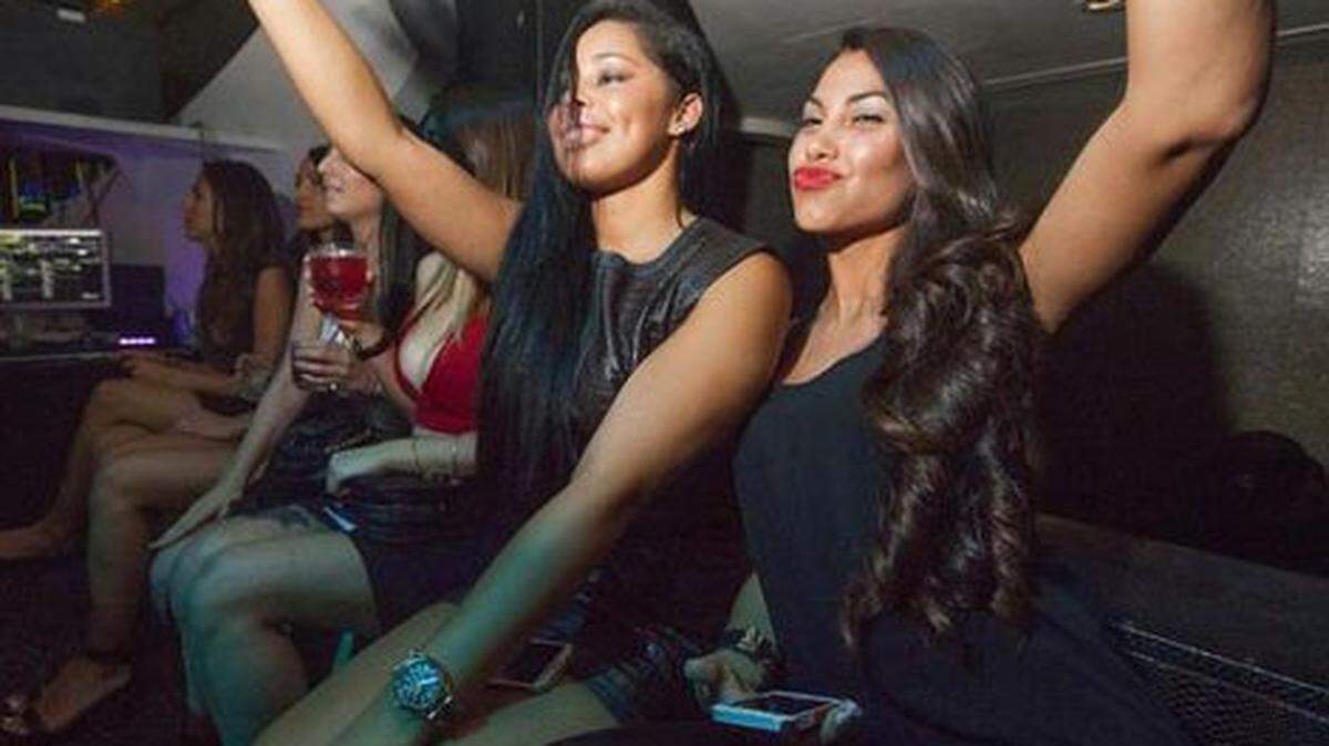 Gina Martínez y Yannelis Raquel encienden la fiesta inagotable. ALEXIA FODERE / Especial/el Nuevo Herald