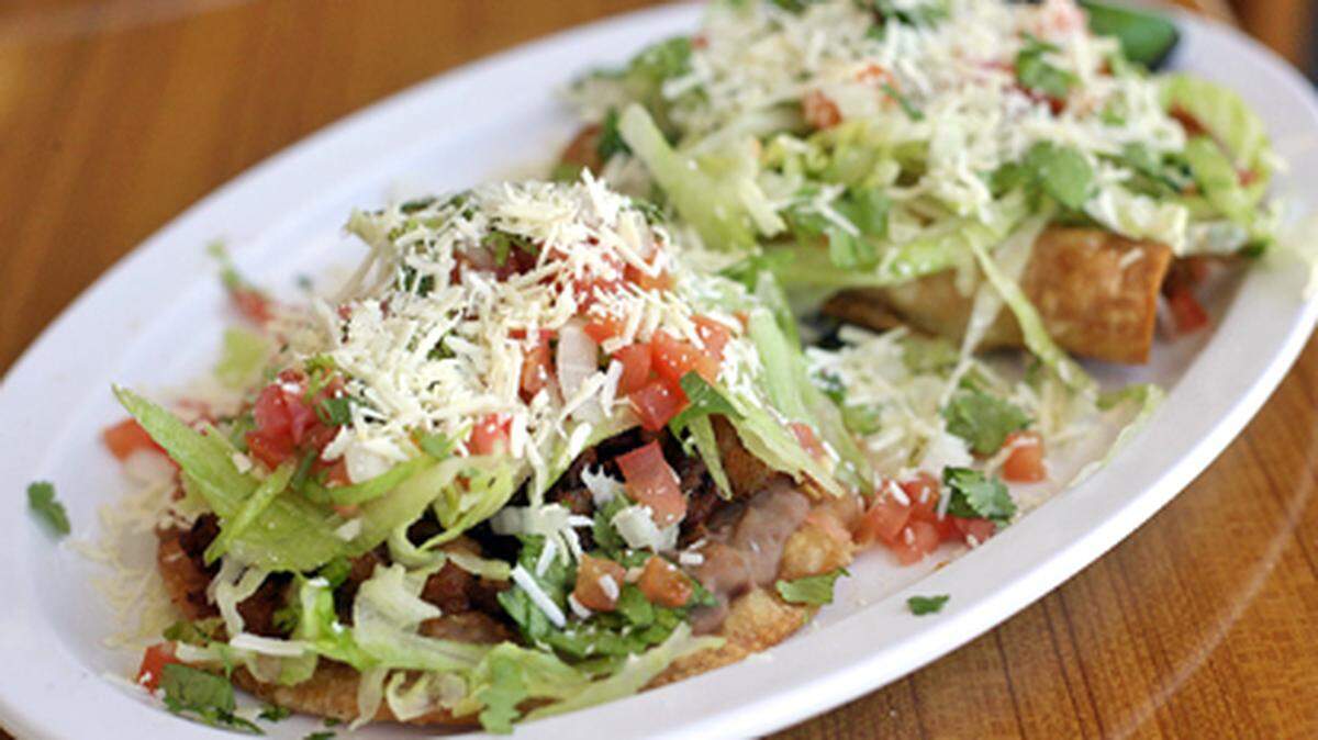 Tostada Al Pastor y Flautas en Antojitos Mexicanos. Foto: David Adame.