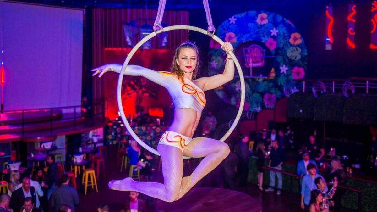 Los espectáculos, al estilo de Las Vegas, incluyen acróbatas.