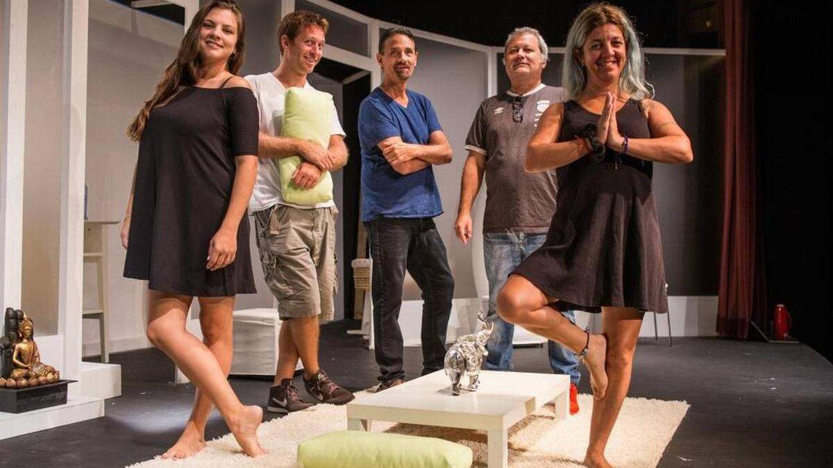 La comedia ‘Casados sin hijos’ cuenta con las actuaciones de (desde la izq.): Carolina Cappiello, Martín Sipieki, Pablo Conqueiro, Alejandro Vales y Jessica Álvarez Diéguez.