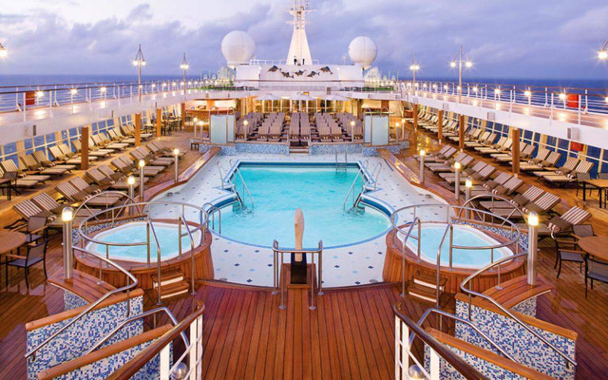 Vista de la piscina abordo del crucero de lujo Regent Sevens Seas.
