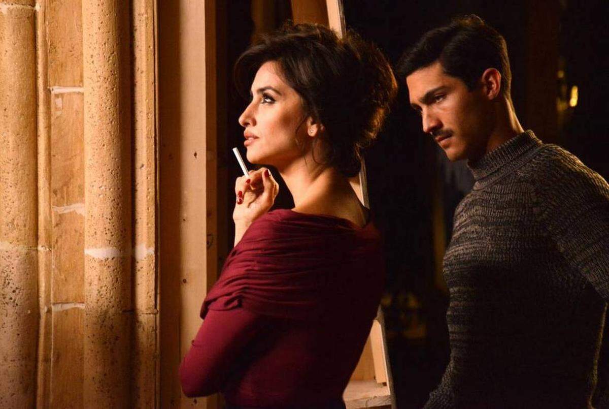 Penélope Cruz y Chino Darín en una escena de “La reina de España” (2016).
