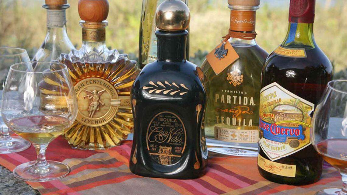 Algunos de los tequilas ofrecidos en el restaurant Cantina. Foto: Héctor Gabino.