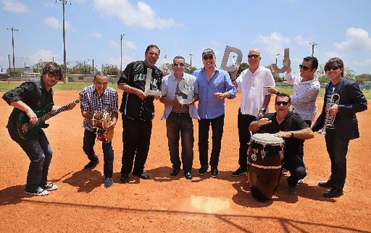 Carlos Olviva (centro) junto a Los Sobrinos del Juez celebrará el 50 aniversario al frente de Los Sobrinos del Juez con un gran concierto en el Hialeah Park Racing &amp; Casino, el sábado 6 de mayo.
