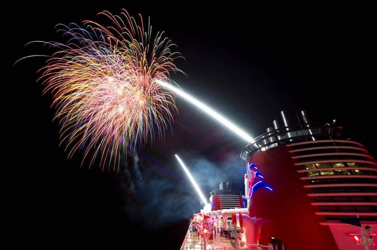 Una demostración de fuegos artificiales a bordo del Disney Cruise Line.