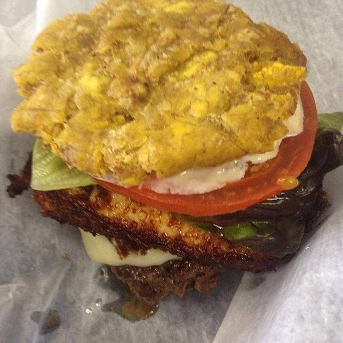 Entre sus ofertas de burgers, el ganador es sin duda, por original y sabroso, el célebre Tostón Burger, que lleva la carne suavemente apretada entre dos plátanos fritos al estilo cubano, con queso Jack, lechuga y salsa de cilantro como hecha en casa.