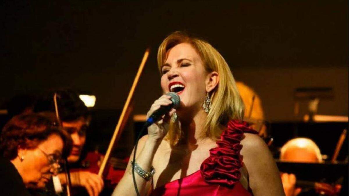 Lisanne Lyons, una de las voces más destacadas del panorama jazzístico nacional, actúa el viernes 25 de agosto, a las 8 p.m., en el MOCA. MOCA