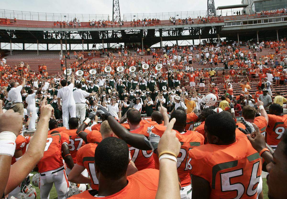 You may not know all the words yet, but you definitely know to put those fingers in the air. (Al Diaz/Miami Herald Staff)