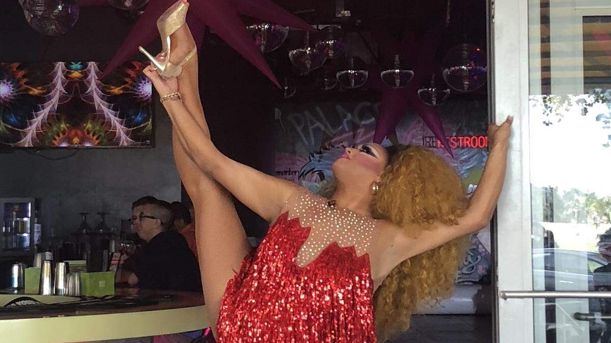 Noel Leon shows us her signature move. We are not worthy.