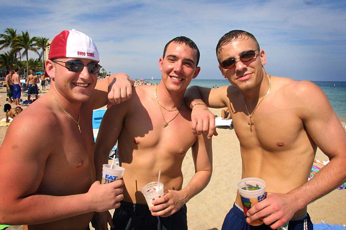 BROWARD-Wednesday-3-12-03-Bob Eighmie/Herald Staff--Spring break hits Ft. Lauderdale Beach, with hundreds of college students from around the country flocking to the land of sunshine and beaches. This is a photo of (l-r) Brandon Ross 22 from Ohio State University, Steve Schaef 24 and Matt Bryk 22, both from the University of Toledo, soaking up the sun and suds on Ft. Lauderdale beach across from Beach Place. 2 of 2 photos.