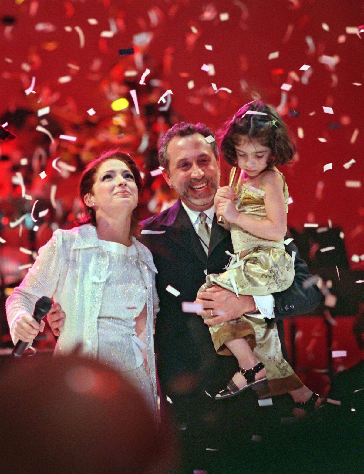 Photo Hector GAbino - Gloria Estefan ,Emilio Estefan and their daughter Emily celebrating New Year at the Millenium Concert at the New Arena.