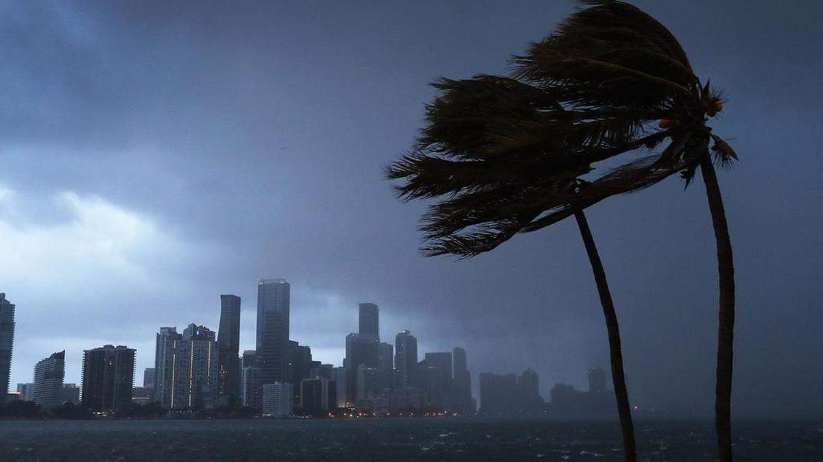 The outer bands of Hurricane Irma move in on South Florida. Good times!