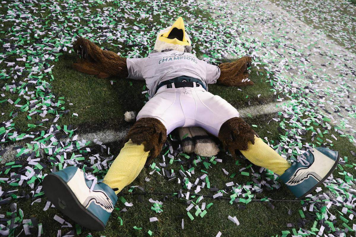 PHILADELPHIA, PA - JANUARY 21: The Philadelphia Eagles mascot makes a snow angel in the confetti after the Philadelphia Eagles defeated the Minnesota Vikings in the NFC Championship game at Lincoln Financial Field on January 21, 2018 in Philadelphia, Pennsylvania.The Philadelphia Eagles defeated the Minnesota Vikings 38-7. (Photo by Abbie Parr/Getty Images)