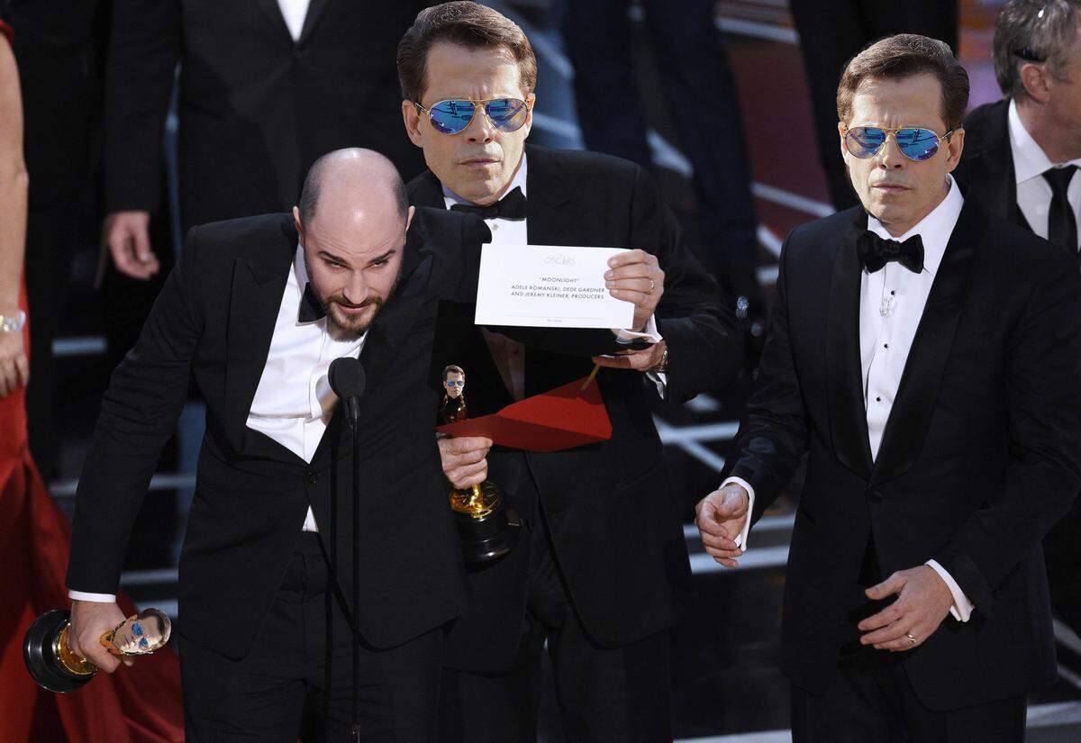 Jordan Horowitz, producer of "La La Land," shows the envelope revealing "Moonlight" as the true winner of best picture at the Oscars on Sunday, Feb. 26, 2017, at the Dolby Theatre in Los Angeles. Presenter Warren Beatty and host Jimmy Kimmel look on from right. (Photo by Chris Pizzello/Invision/AP)