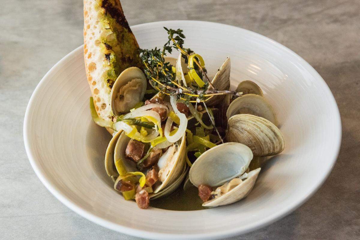 Steamed Middleneck clams at Thirsty Mermaid.
